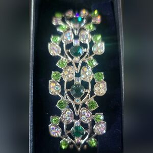 Elegant Green Gemstones and Silver Tone Leaf Stretchable bracelet